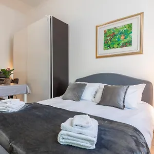 Deluxe , Milano Italia